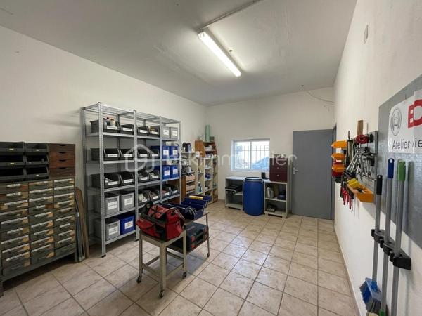 Opportunité à saisir pour investisseurs et professionnels :

Local polyvalent et évolutif, combinant bureaux, espaces de stockage et d’entrepôt ainsi qu’un logement de fonction, offrant de multiples possibilités d’exploitation et un fort potentiel de rendement locatif.

Venez découvrir cet ensemble immobilier mixte idéalement situé dans une zone d'activité à 5 minutes de Fronton et proche de l'A62 (à 13 minutes de la sortie Eurocentre), à 18km de Montauban Grand Sud Logistique et à 25 minutes de la zone industrielle de Fondeyre (et du périphérique toulousain).

Le bâtiment, pourvu de quai de déchargement, est composé de 2 plateaux de 350m² environ + une partie aménageable de plus de 200m². La parcelle de près de 2000 m² permet d’accueillir de nombreux véhicules ainsi que l’accès aux poids lourds.

Au rez-de-chaussée, la partie dédiée à l’activité professionnelle est divisible grâce à différentes entrées indépendantes. Elle comprend plusieurs bureaux et des espaces pouvant être exploités en stockage, atelier, showroom etc…

A l’étage (accès indépendant par l’extérieur), le logement de fonction de 191m² loi carrez climatisé et très bien isolé avec un DPE B, peut facilement être transformé en bureaux. Une pièce carrelée de 150m² non cloisonnée avec une grande hauteur sous plafond complète ce plateau. En bonus, des combles aménageable sur ourdis de plus de 200m² avec une belle hauteur sous plafond est aménageable en fonction de votre projet et de vos besoins.

Cet ensemble immobilier s'adapte immédiatement à 3 schémas d'exploitation :
•	Siège d'entreprise complet : Atelier/dépôt/stockage de plain-pied au RDC + plateau de bureaux/showroom de standing à l'étage (DPE B, climatisé).
•	Occupant bailleur : Implantez votre société sur une partie du bâtiment et louez le surplus pour autofinancer une grande partie de votre crédit.
•	Investisseur pure (jusqu'à 3 lots) : Division aisée en 3 unités professionnelles/tertiaires pour maximiser le cash-flow et diluer le risque de vacance (baux commerciaux et professionnels).

Points forts :
•	Bâtiment indépendant avec places de parking privatives.
•	Configuration technique permettant une séparation rapide des accès et des compteurs.
•	Plateau supérieur très économe et clés en main (DPE B).

Contactez-nous directement pour échanger sur la faisabilité de votre projet.