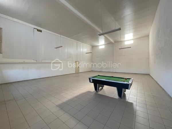 Opportunité à saisir pour investisseurs et professionnels :

Local polyvalent et évolutif, combinant bureaux, espaces de stockage et d’entrepôt ainsi qu’un logement de fonction, offrant de multiples possibilités d’exploitation et un fort potentiel de rendement locatif.

Venez découvrir cet ensemble immobilier mixte idéalement situé dans une zone d'activité à 5 minutes de Fronton et proche de l'A62 (à 13 minutes de la sortie Eurocentre), à 18km de Montauban Grand Sud Logistique et à 25 minutes de la zone industrielle de Fondeyre (et du périphérique toulousain).

Le bâtiment, pourvu de quai de déchargement, est composé de 2 plateaux de 350m² environ + une partie aménageable de plus de 200m². La parcelle de près de 2000 m² permet d’accueillir de nombreux véhicules ainsi que l’accès aux poids lourds.

Au rez-de-chaussée, la partie dédiée à l’activité professionnelle est divisible grâce à différentes entrées indépendantes. Elle comprend plusieurs bureaux et des espaces pouvant être exploités en stockage, atelier, showroom etc…

A l’étage (accès indépendant par l’extérieur), le logement de fonction de 191m² loi carrez climatisé et très bien isolé avec un DPE B, peut facilement être transformé en bureaux. Une pièce carrelée de 150m² non cloisonnée avec une grande hauteur sous plafond complète ce plateau. En bonus, des combles aménageable sur ourdis de plus de 200m² avec une belle hauteur sous plafond est aménageable en fonction de votre projet et de vos besoins.

Cet ensemble immobilier s'adapte immédiatement à 3 schémas d'exploitation :
•	Siège d'entreprise complet : Atelier/dépôt/stockage de plain-pied au RDC + plateau de bureaux/showroom de standing à l'étage (DPE B, climatisé).
•	Occupant bailleur : Implantez votre société sur une partie du bâtiment et louez le surplus pour autofinancer une grande partie de votre crédit.
•	Investisseur pure (jusqu'à 3 lots) : Division aisée en 3 unités professionnelles/tertiaires pour maximiser le cash-flow et diluer le risque de vacance (baux commerciaux et professionnels).

Points forts :
•	Bâtiment indépendant avec places de parking privatives.
•	Configuration technique permettant une séparation rapide des accès et des compteurs.
•	Plateau supérieur très économe et clés en main (DPE B).

Contactez-nous directement pour échanger sur la faisabilité de votre projet.