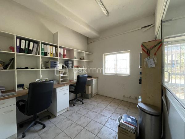 Opportunité à saisir pour investisseurs et professionnels :

Local polyvalent et évolutif, combinant bureaux, espaces de stockage et d’entrepôt ainsi qu’un logement de fonction, offrant de multiples possibilités d’exploitation et un fort potentiel de rendement locatif.

Venez découvrir cet ensemble immobilier mixte idéalement situé dans une zone d'activité à 5 minutes de Fronton et proche de l'A62 (à 13 minutes de la sortie Eurocentre), à 18km de Montauban Grand Sud Logistique et à 25 minutes de la zone industrielle de Fondeyre (et du périphérique toulousain).

Le bâtiment, pourvu de quai de déchargement, est composé de 2 plateaux de 350m² environ + une partie aménageable de plus de 200m². La parcelle de près de 2000 m² permet d’accueillir de nombreux véhicules ainsi que l’accès aux poids lourds.

Au rez-de-chaussée, la partie dédiée à l’activité professionnelle est divisible grâce à différentes entrées indépendantes. Elle comprend plusieurs bureaux et des espaces pouvant être exploités en stockage, atelier, showroom etc…

A l’étage (accès indépendant par l’extérieur), le logement de fonction de 191m² loi carrez climatisé et très bien isolé avec un DPE B, peut facilement être transformé en bureaux. Une pièce carrelée de 150m² non cloisonnée avec une grande hauteur sous plafond complète ce plateau. En bonus, des combles aménageable sur ourdis de plus de 200m² avec une belle hauteur sous plafond est aménageable en fonction de votre projet et de vos besoins.

Cet ensemble immobilier s'adapte immédiatement à 3 schémas d'exploitation :
•	Siège d'entreprise complet : Atelier/dépôt/stockage de plain-pied au RDC + plateau de bureaux/showroom de standing à l'étage (DPE B, climatisé).
•	Occupant bailleur : Implantez votre société sur une partie du bâtiment et louez le surplus pour autofinancer une grande partie de votre crédit.
•	Investisseur pure (jusqu'à 3 lots) : Division aisée en 3 unités professionnelles/tertiaires pour maximiser le cash-flow et diluer le risque de vacance (baux commerciaux et professionnels).

Points forts :
•	Bâtiment indépendant avec places de parking privatives.
•	Configuration technique permettant une séparation rapide des accès et des compteurs.
•	Plateau supérieur très économe et clés en main (DPE B).

Contactez-nous directement pour échanger sur la faisabilité de votre projet.