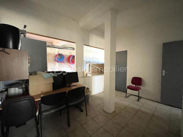 Opportunité à saisir pour investisseurs et professionnels :

Local polyvalent et évolutif, combinant bureaux, espaces de stockage et d’entrepôt ainsi qu’un logement de fonction, offrant de multiples possibilités d’exploitation et un fort potentiel de rendement locatif.

Venez découvrir cet ensemble immobilier mixte idéalement situé dans une zone d'activité à 5 minutes de Fronton et proche de l'A62 (à 13 minutes de la sortie Eurocentre), à 18km de Montauban Grand Sud Logistique et à 25 minutes de la zone industrielle de Fondeyre (et du périphérique toulousain).

Le bâtiment, pourvu de quai de déchargement, est composé de 2 plateaux de 350m² environ + une partie aménageable de plus de 200m². La parcelle de près de 2000 m² permet d’accueillir de nombreux véhicules ainsi que l’accès aux poids lourds.

Au rez-de-chaussée, la partie dédiée à l’activité professionnelle est divisible grâce à différentes entrées indépendantes. Elle comprend plusieurs bureaux et des espaces pouvant être exploités en stockage, atelier, showroom etc…

A l’étage (accès indépendant par l’extérieur), le logement de fonction de 191m² loi carrez climatisé et très bien isolé avec un DPE B, peut facilement être transformé en bureaux. Une pièce carrelée de 150m² non cloisonnée avec une grande hauteur sous plafond complète ce plateau. En bonus, des combles aménageable sur ourdis de plus de 200m² avec une belle hauteur sous plafond est aménageable en fonction de votre projet et de vos besoins.

Cet ensemble immobilier s'adapte immédiatement à 3 schémas d'exploitation :
•	Siège d'entreprise complet : Atelier/dépôt/stockage de plain-pied au RDC + plateau de bureaux/showroom de standing à l'étage (DPE B, climatisé).
•	Occupant bailleur : Implantez votre société sur une partie du bâtiment et louez le surplus pour autofinancer une grande partie de votre crédit.
•	Investisseur pure (jusqu'à 3 lots) : Division aisée en 3 unités professionnelles/tertiaires pour maximiser le cash-flow et diluer le risque de vacance (baux commerciaux et professionnels).

Points forts :
•	Bâtiment indépendant avec places de parking privatives.
•	Configuration technique permettant une séparation rapide des accès et des compteurs.
•	Plateau supérieur très économe et clés en main (DPE B).

Contactez-nous directement pour échanger sur la faisabilité de votre projet.