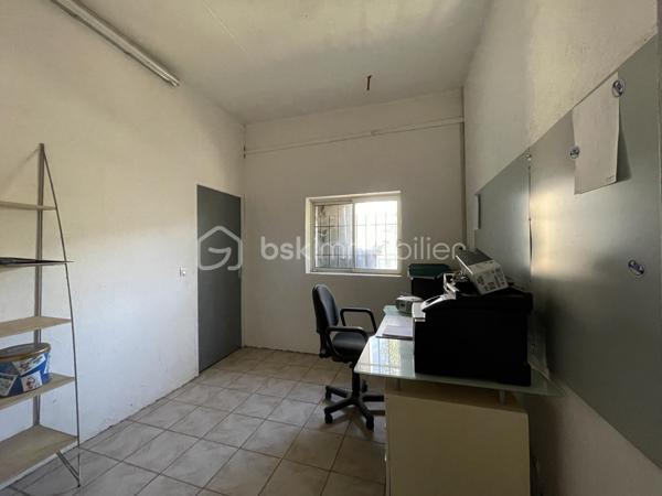 Opportunité à saisir pour investisseurs et professionnels :

Local polyvalent et évolutif, combinant bureaux, espaces de stockage et d’entrepôt ainsi qu’un logement de fonction, offrant de multiples possibilités d’exploitation et un fort potentiel de rendement locatif.

Venez découvrir cet ensemble immobilier mixte idéalement situé dans une zone d'activité à 5 minutes de Fronton et proche de l'A62 (à 13 minutes de la sortie Eurocentre), à 18km de Montauban Grand Sud Logistique et à 25 minutes de la zone industrielle de Fondeyre (et du périphérique toulousain).

Le bâtiment, pourvu de quai de déchargement, est composé de 2 plateaux de 350m² environ + une partie aménageable de plus de 200m². La parcelle de près de 2000 m² permet d’accueillir de nombreux véhicules ainsi que l’accès aux poids lourds.

Au rez-de-chaussée, la partie dédiée à l’activité professionnelle est divisible grâce à différentes entrées indépendantes. Elle comprend plusieurs bureaux et des espaces pouvant être exploités en stockage, atelier, showroom etc…

A l’étage (accès indépendant par l’extérieur), le logement de fonction de 191m² loi carrez climatisé et très bien isolé avec un DPE B, peut facilement être transformé en bureaux. Une pièce carrelée de 150m² non cloisonnée avec une grande hauteur sous plafond complète ce plateau. En bonus, des combles aménageable sur ourdis de plus de 200m² avec une belle hauteur sous plafond est aménageable en fonction de votre projet et de vos besoins.

Cet ensemble immobilier s'adapte immédiatement à 3 schémas d'exploitation :
•	Siège d'entreprise complet : Atelier/dépôt/stockage de plain-pied au RDC + plateau de bureaux/showroom de standing à l'étage (DPE B, climatisé).
•	Occupant bailleur : Implantez votre société sur une partie du bâtiment et louez le surplus pour autofinancer une grande partie de votre crédit.
•	Investisseur pure (jusqu'à 3 lots) : Division aisée en 3 unités professionnelles/tertiaires pour maximiser le cash-flow et diluer le risque de vacance (baux commerciaux et professionnels).

Points forts :
•	Bâtiment indépendant avec places de parking privatives.
•	Configuration technique permettant une séparation rapide des accès et des compteurs.
•	Plateau supérieur très économe et clés en main (DPE B).

Contactez-nous directement pour échanger sur la faisabilité de votre projet.