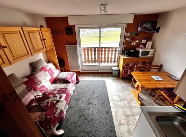 Studio cabine de 23m2 avec balcon et casier à ski  offrant une vue dégagée