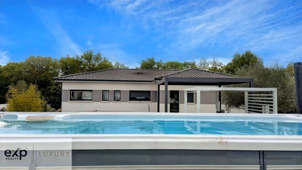 Tranquillité et espace – Propriété moderne avec terrain boisé