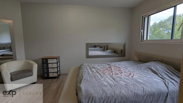 Tranquillité et espace – Propriété moderne avec terrain boisé