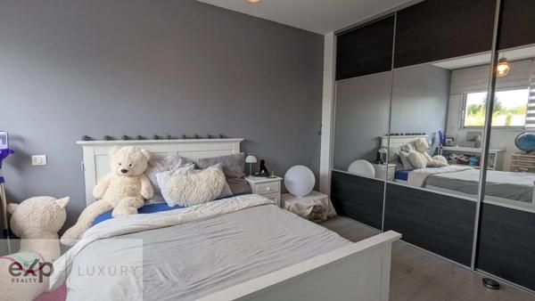 Tranquillité et espace – Propriété moderne avec terrain boisé