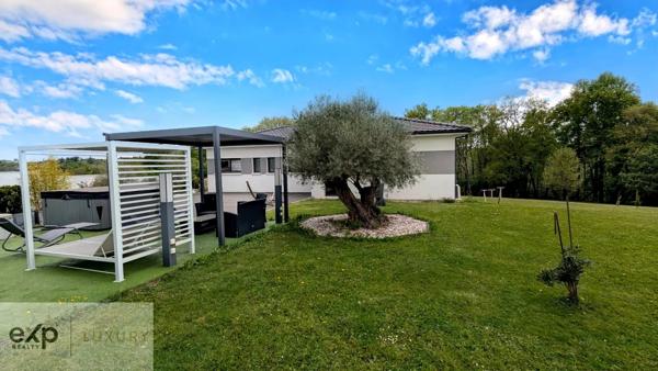 Tranquillité et espace – Propriété moderne avec terrain boisé