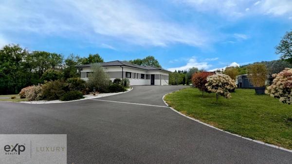 Tranquillité et espace – Propriété moderne avec terrain boisé