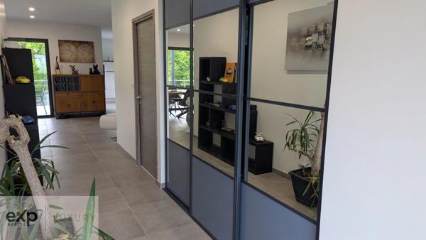 Tranquillité et espace – Propriété moderne avec terrain boisé