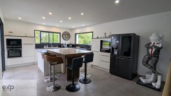 Tranquillité et espace – Propriété moderne avec terrain boisé