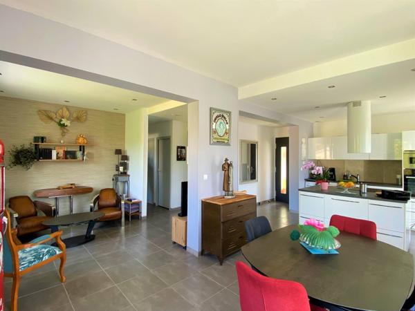 Appartement T3 de 71 m² dans une petite copropriété sans charges, à 350 mètres du centre du Pradet