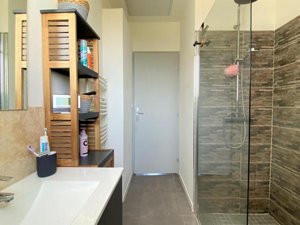 Appartement T3 de 71 m² dans une petite copropriété sans charges, à 350 mètres du centre du Pradet