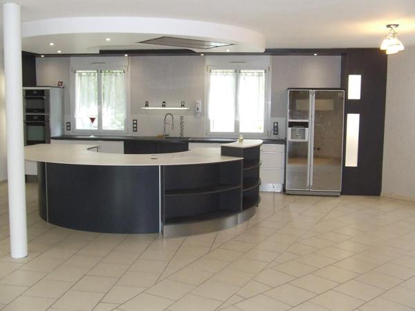 Grand pavillon de plain-pieds avec garage et piscine !