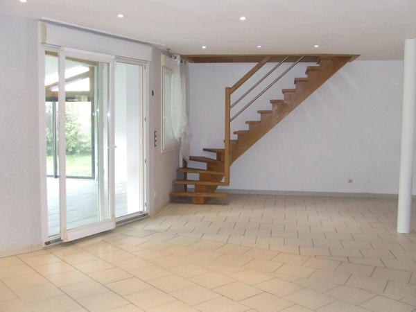 Grand pavillon de plain-pieds avec garage et piscine !