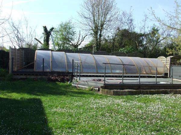 Grand pavillon de plain-pieds avec garage et piscine !