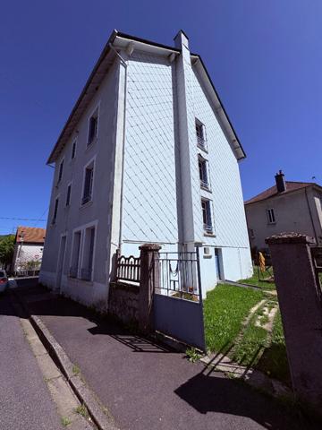 Achat immeuble Riom-ès-Montagnes - 12 pièce(s) - 272 m² - 109 000 €