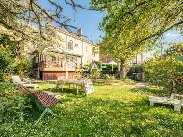 Quartier prisé, proche centre-ville, jardin, garage, sous-sol.