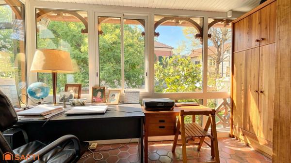 Quartier prisé, proche centre-ville, jardin, garage, sous-sol.