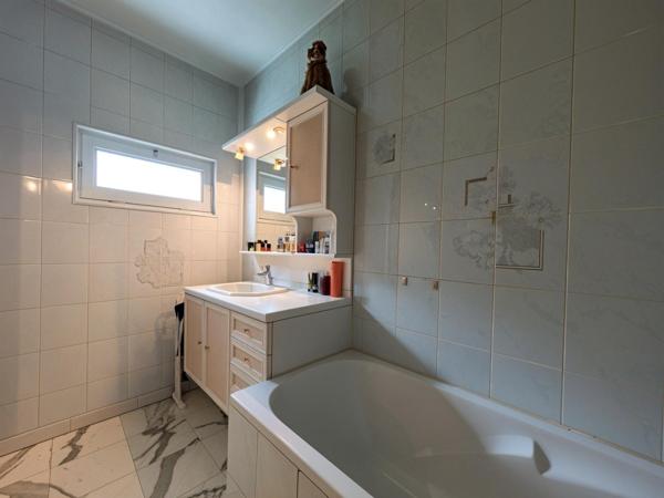 Quartier prisé, proche centre-ville, jardin, garage, sous-sol.