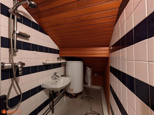 Quartier prisé, proche centre-ville, jardin, garage, sous-sol.