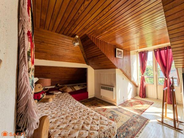 Quartier prisé, proche centre-ville, jardin, garage, sous-sol.