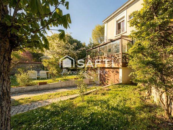 Quartier prisé, proche centre-ville, jardin, garage, sous-sol.