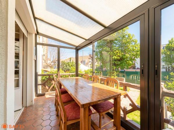 Quartier prisé, proche centre-ville, jardin, garage, sous-sol.