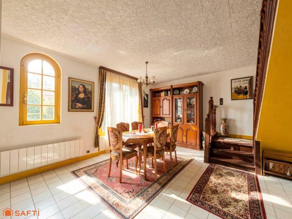 Quartier prisé, proche centre-ville, jardin, garage, sous-sol.