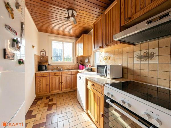 Quartier prisé, proche centre-ville, jardin, garage, sous-sol.