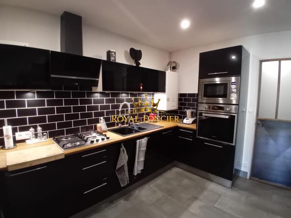 Vue sur la cour et son espace vert et ses terrasses