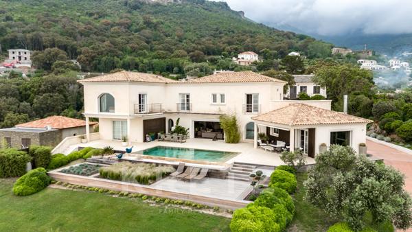 Maison d'architecte à l'entrée du cap Corse avec vue mer panoramique