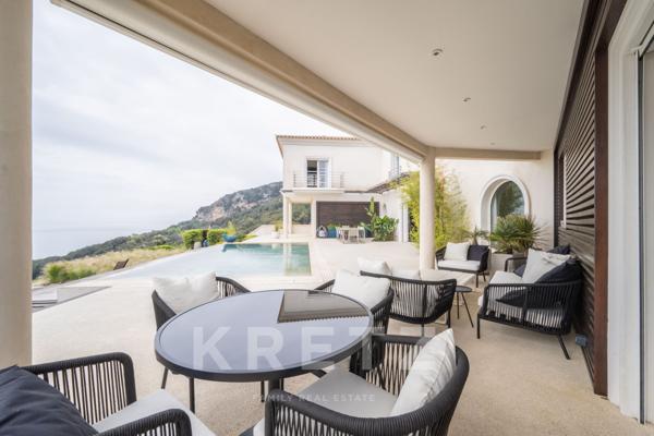 Maison d'architecte à l'entrée du cap Corse avec vue mer panoramique