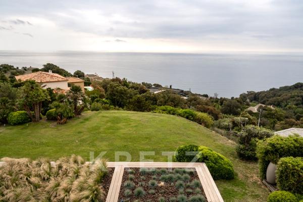 Maison d'architecte à l'entrée du cap Corse avec vue mer panoramique