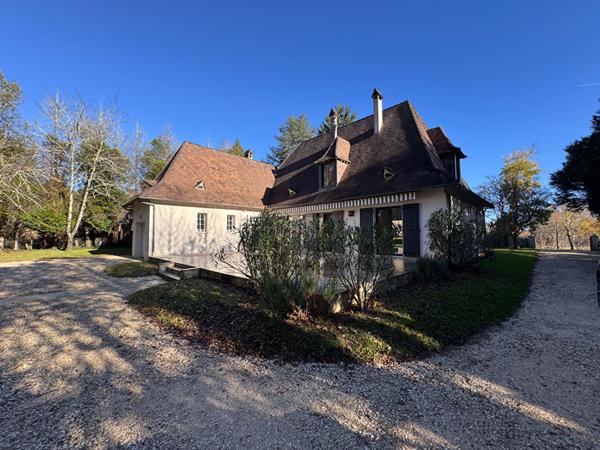 A vendeur, secteur résidentiel de Périgueux, belle Maison type 7 avec terrain arboré & garage