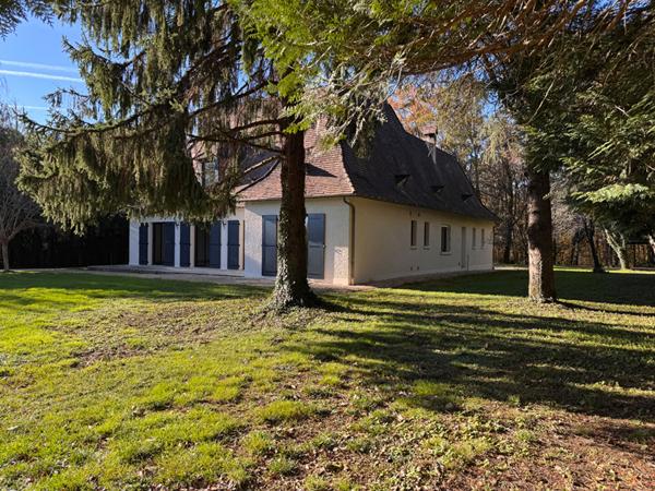 A vendeur, secteur résidentiel de Périgueux, belle Maison type 7 avec terrain arboré & garage