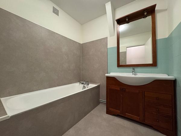 A vendeur, secteur résidentiel de Périgueux, belle Maison type 7 avec terrain arboré & garage