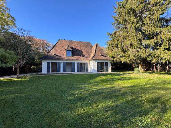 A vendeur, secteur résidentiel de Périgueux, belle Maison type 7 avec terrain arboré & garage