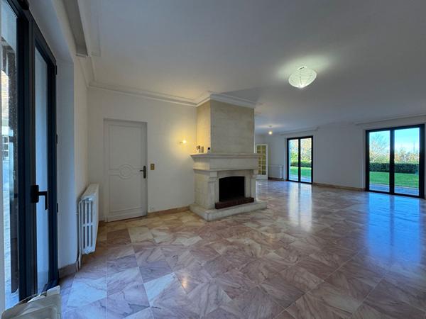 A vendeur, secteur résidentiel de Périgueux, belle Maison type 7 avec terrain arboré & garage