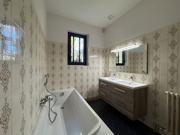 A vendeur, secteur résidentiel de Périgueux, belle Maison type 7 avec terrain arboré & garage