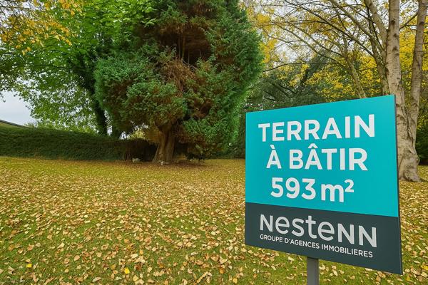 A VENDRE - TREGUEUX - Terrain constructible de 593 m²- hors lotissement - libre de constructeur