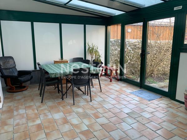 Local commercial à vendre en plein centre de Bressuire de 191m² avec cours.