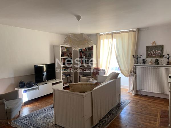 Local commercial à vendre en plein centre de Bressuire de 191m² avec cours.