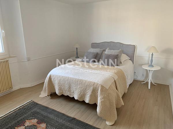 Local commercial à vendre en plein centre de Bressuire de 191m² avec cours.