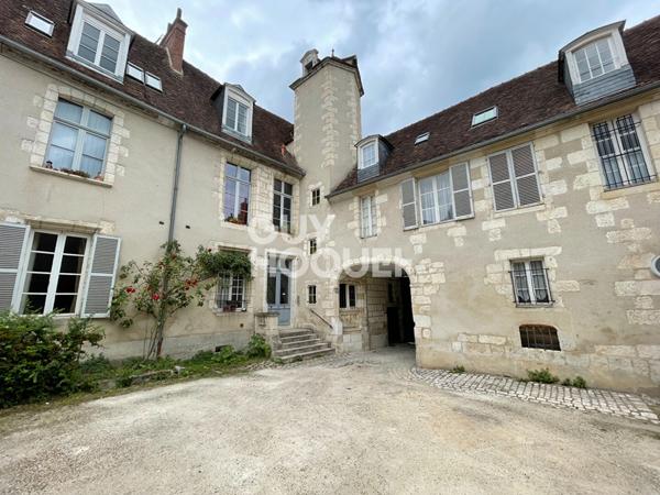 Bourges - proche cathédrale dans la cour intérieur d'un hôtel particulier du centre ville