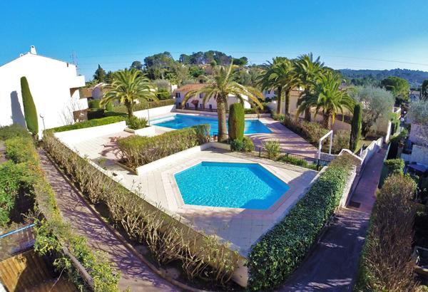 Dans domaine sécurisé avec gardien et piscine