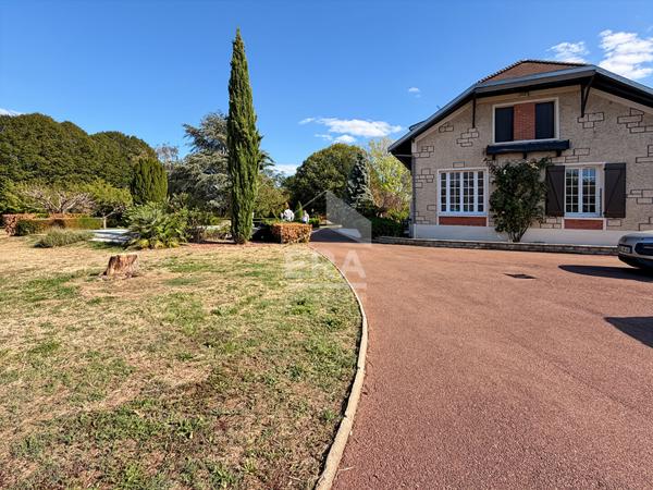 MAISON 8 PIÈCES 190 M², CHARME DE L'ANCIEN AVEC PISCINE