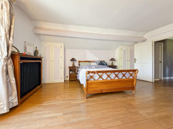 MAISON 8 PIÈCES 190 M², CHARME DE L'ANCIEN AVEC PISCINE