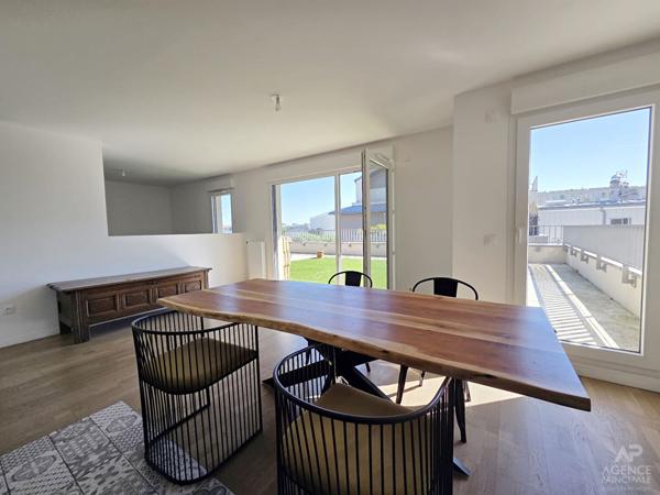Appartement MEUBLÉ - Rueil Malmaison 4 pièce(s) 94 m2 Loyer 2 228 €/mois charges comprises **  - Référence  19836