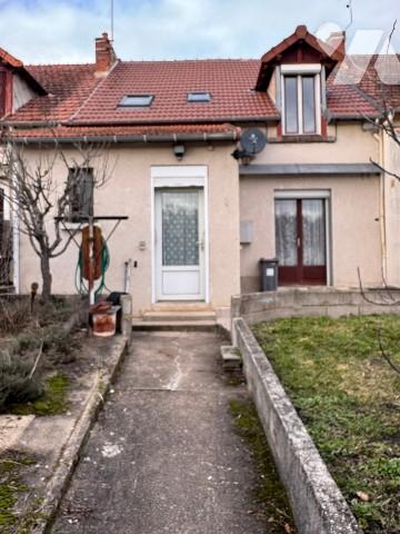 Maison avec jardin et garage.