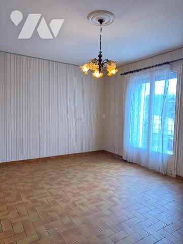 Maison avec jardin et garage.