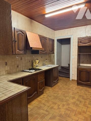 Maison avec jardin et garage.